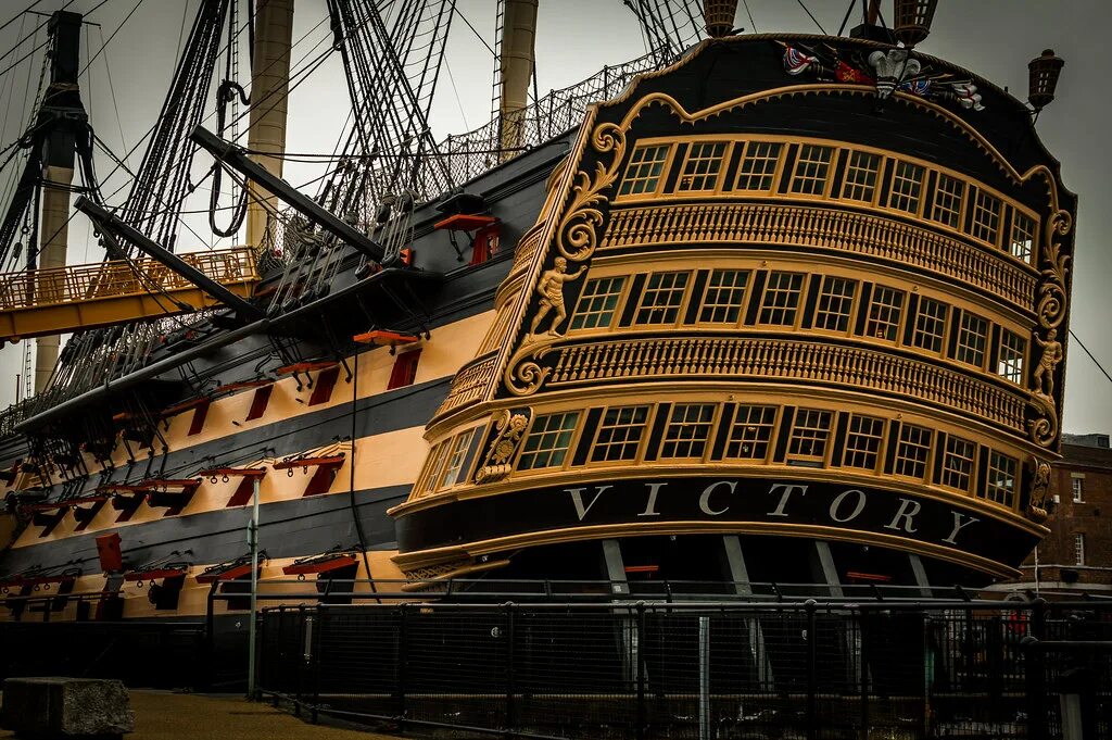 Имя адмирала нельсона 7 букв. Корабль Адмирала Нельсона Виктори музей. HMS Victory палубы. Корабль Виктория. Флагман Адмирала Нельсона.