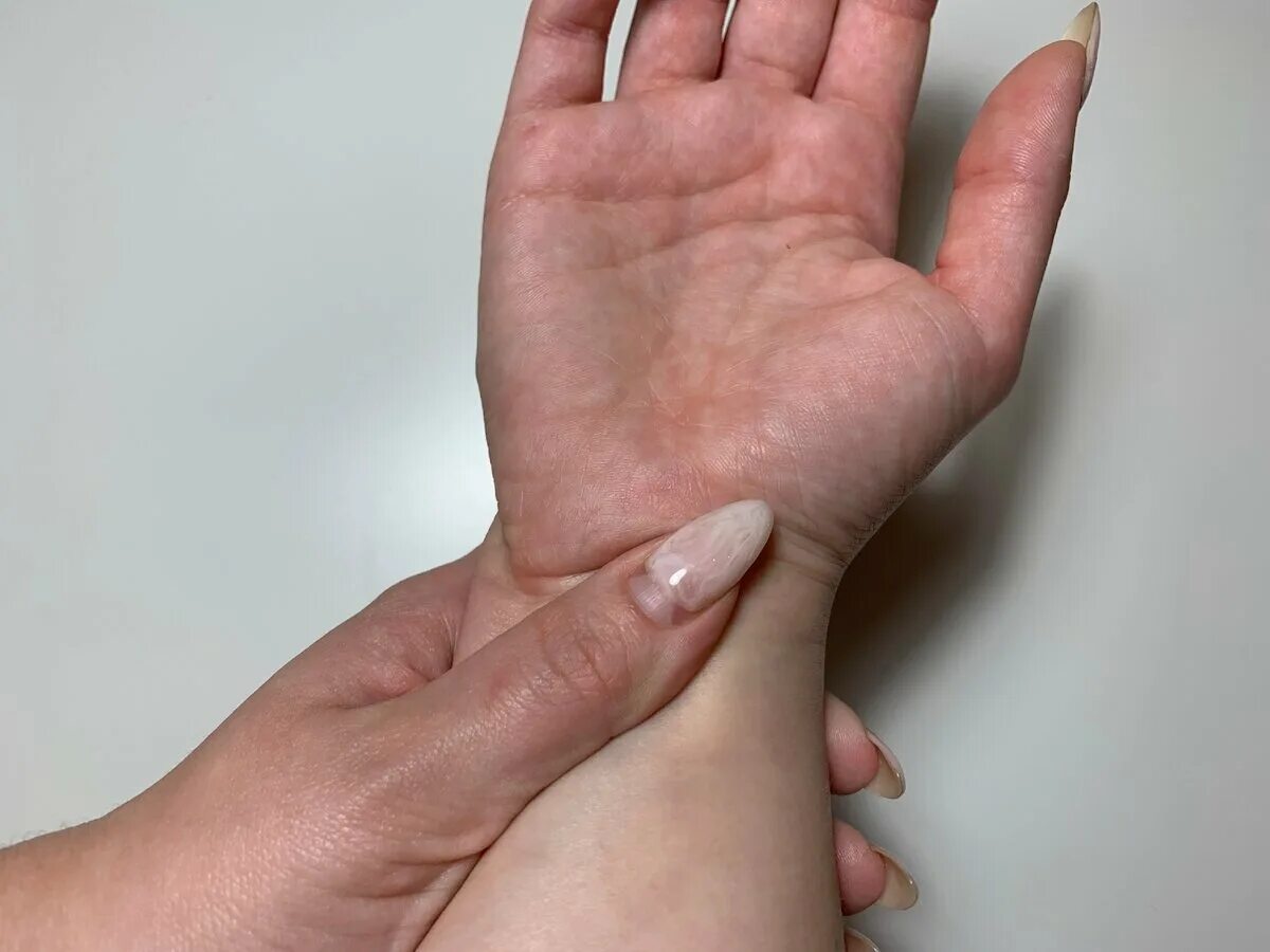 Измерение пульса тремя пальцами. Почему пульс измеряют пальцами. Как правильно измерять пульс. Измерение пульса. Измерение пульса в состоянии покоя.