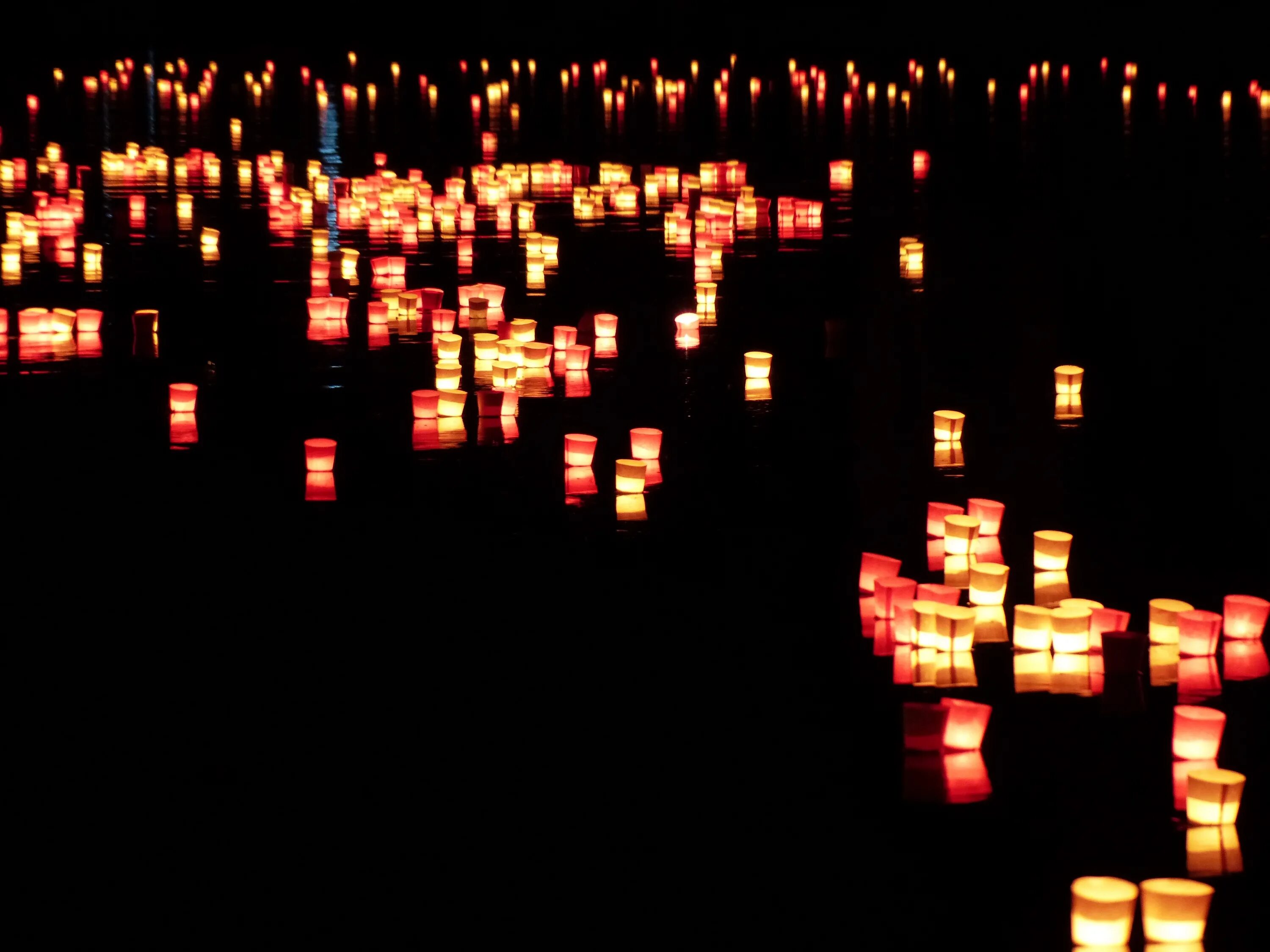 Тысяча ночей 6. Светят тысячи огней. Фестиваль воды и огня. Свечи на воде. Красивое ночное свечение свечи,.