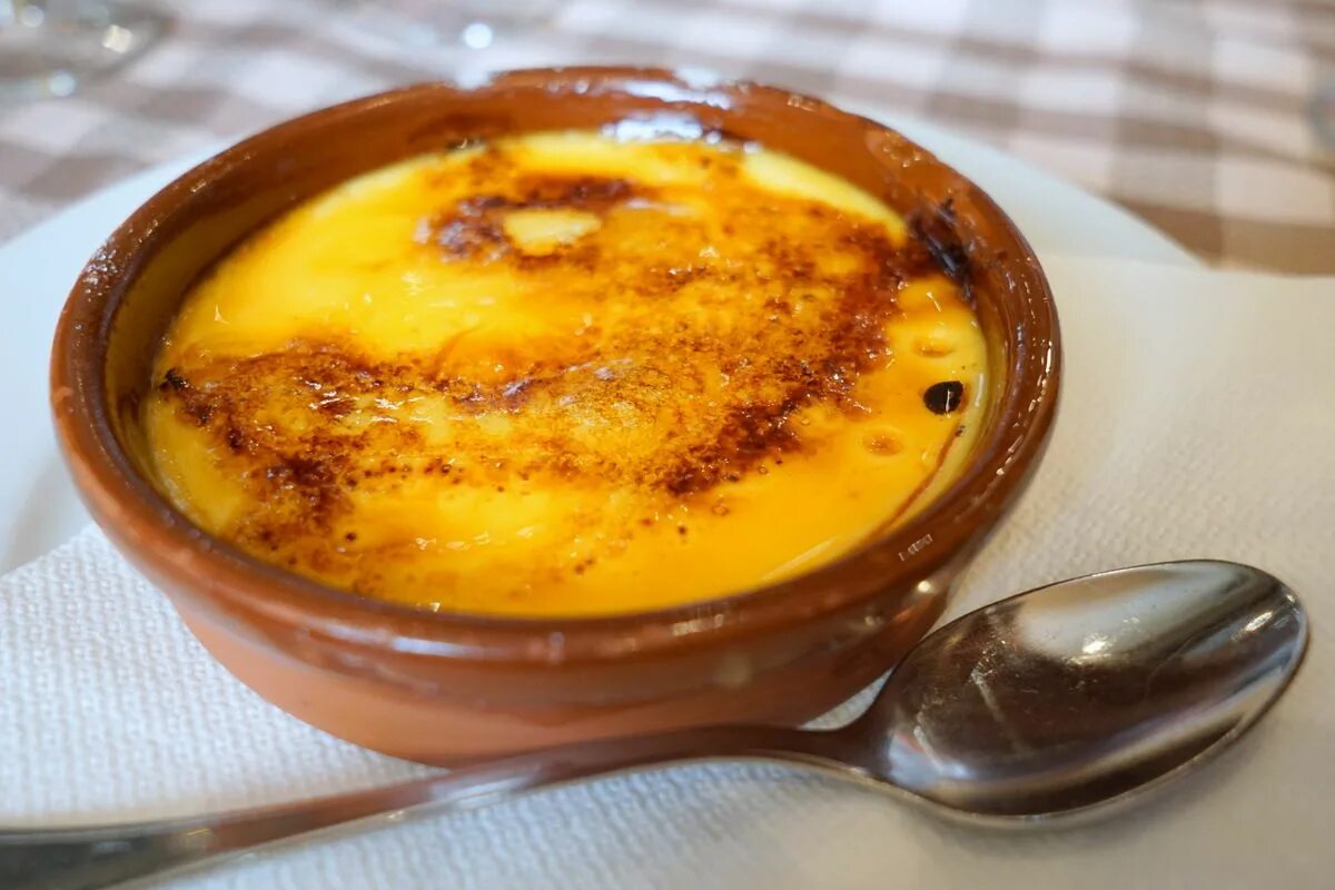 Crema Catalana десерт. Крем брюле Каталана. Испанский десерт крем Каталана. Каталонский крем (crema Catalán). Крем каталана