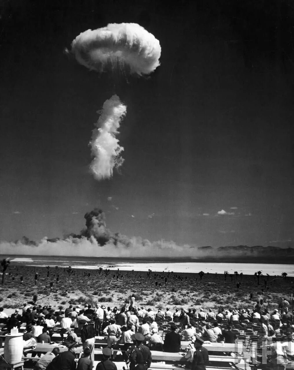 Атомные испытания. Испытание ядерной бомбы в Неваде. Ядерная бомба Невада. Ядерные испытания 1955 Невада. Ядерные испытания Лос Анджелес.