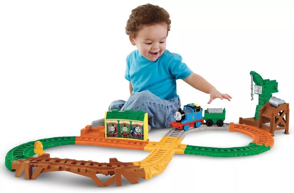 Игрушки для мальчиков железная дорога. Игрушечная дорога. Железная дорога для самых маленьких. Ребенок и игрушечная железная дорога.