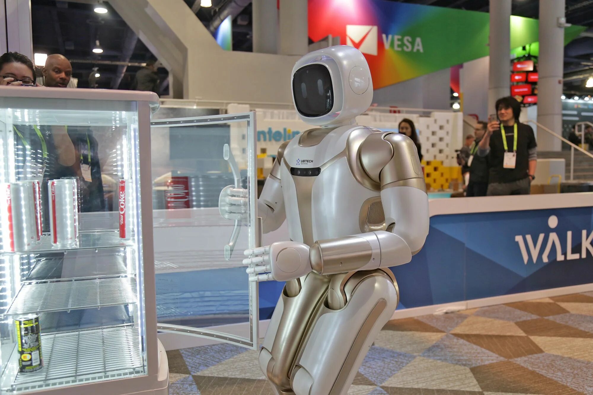 Добавь робот. Walker робот дворецкий. робот помощник дворецкий. ubtech&#039;s walker robot. робот butler silver wasserbauer.