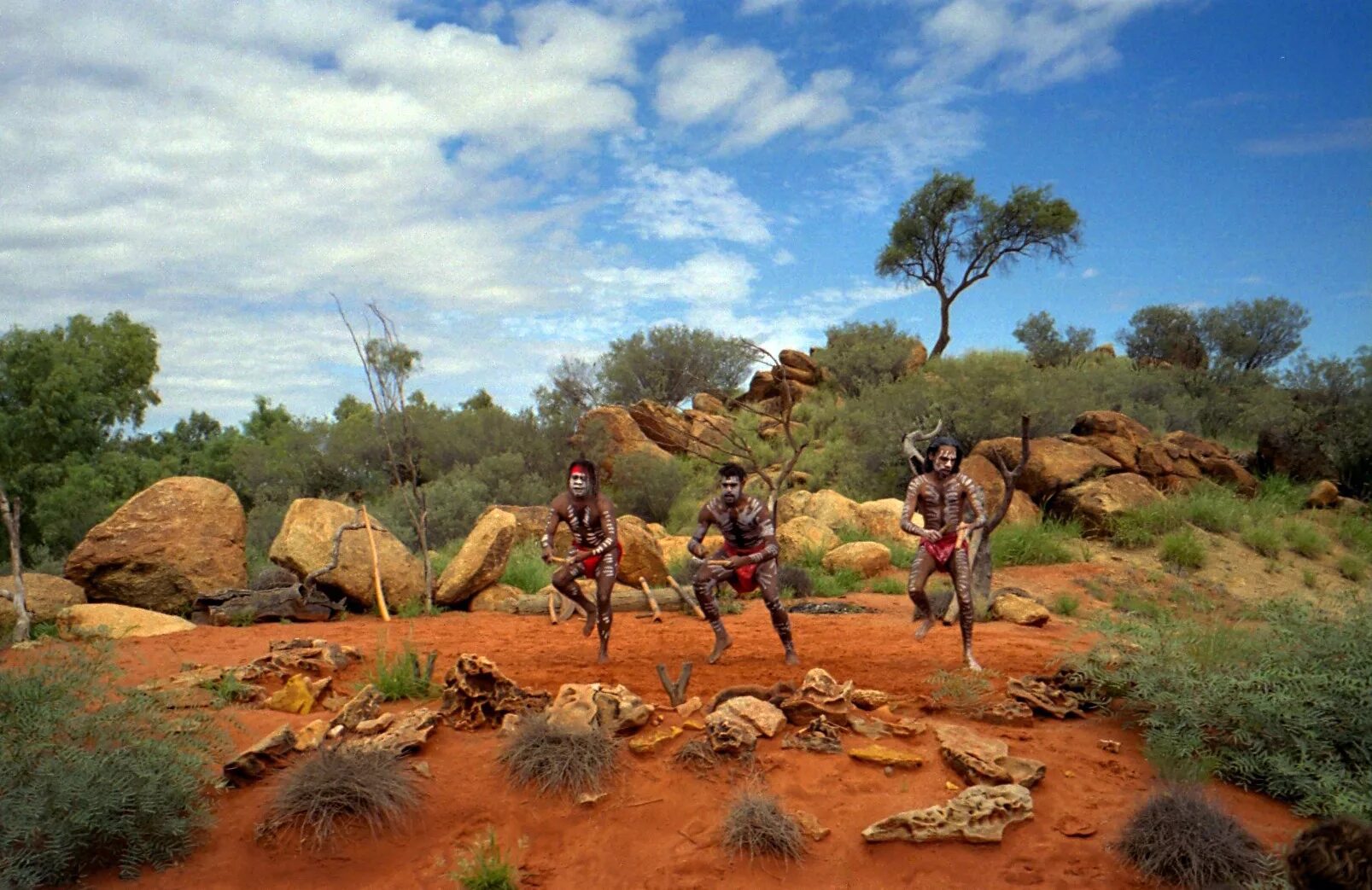 Основной быт австралии. Гвинея Бисау Саванна. Древние аборигены Австралии. Австралийские аборигены колонизация Австралии. Древние жители Австралии.