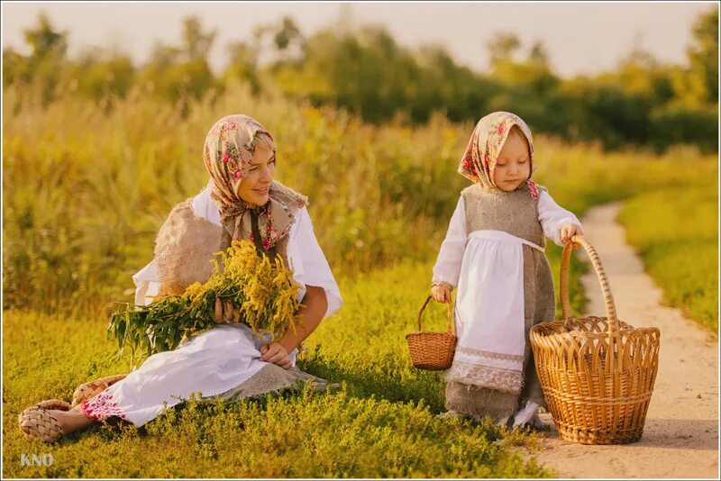 Русская деревенская мама. Славянская мать с ребенком. Фотосессия в деревенском стиле летом. Славянские дети в поле. Мама с ребенком в деревне.