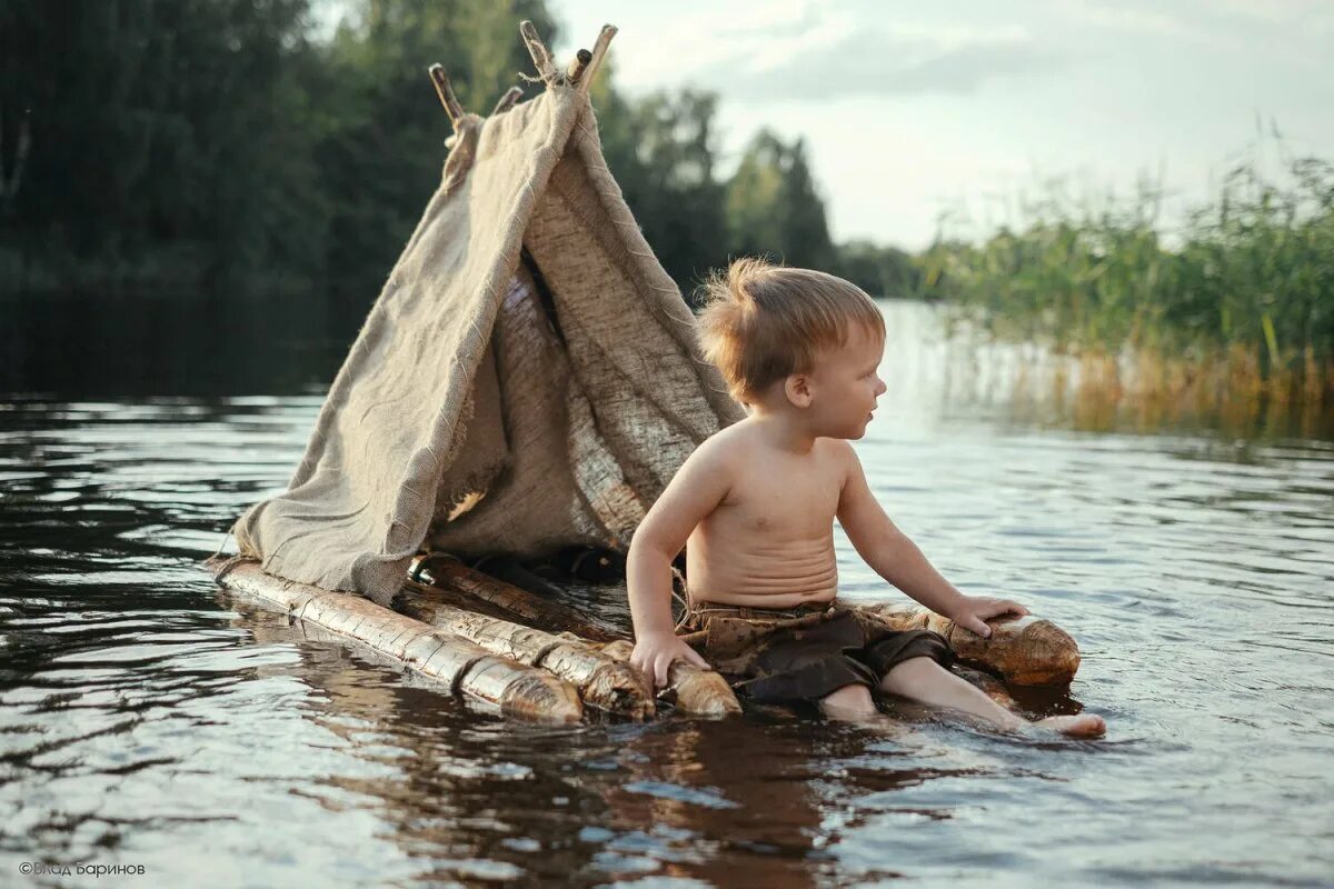 Включи маленький плот. На маленьком плоту. Мальчишки на реке. Мальчик на реке. Река для детей.