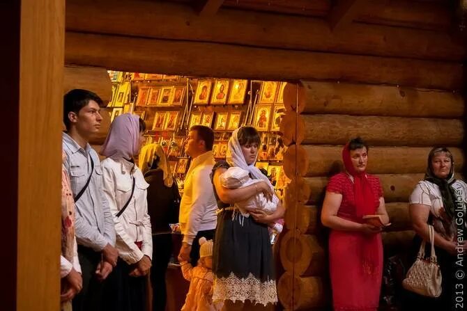 Можно ли ходить в церковь в брюках. Женщина в брюках в храме. женщина в штанах в церкви. женские брюки в церкви. девушка в брюках в церкви.