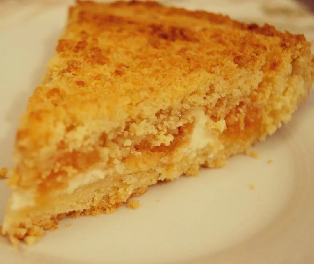 Рассыпчатый яблочный пирог. Рассыпчатый пирог с яблоками. рассыпчатый пирог с творогом. рассыпуха пирог с творогом. рассыпчатый торт.