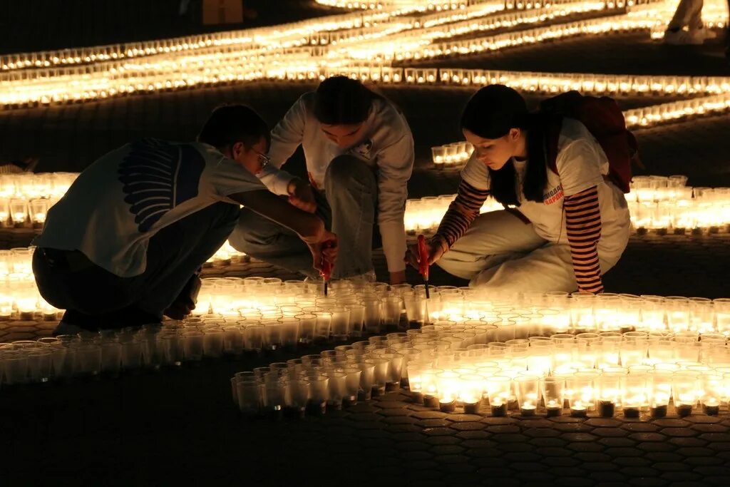 Luminary 1000 свечей. 1000 Свечей. Свеча памяти. Тысячи свечей. Акция 1000 свечей.