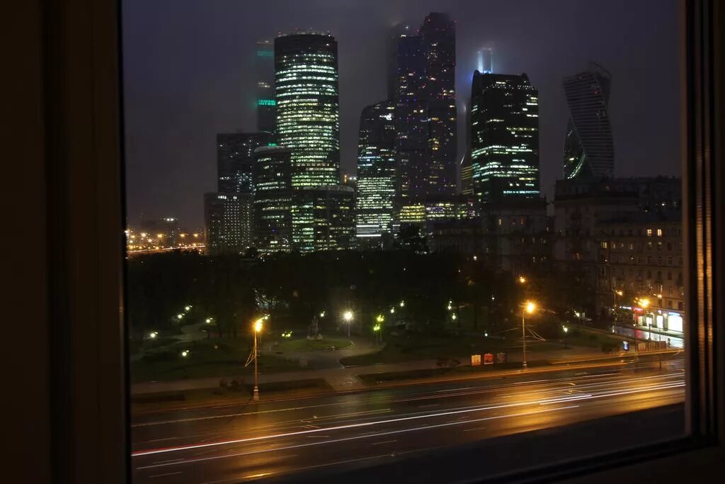 Огни москвы окна. Ночная москва из окна. москва вид из окна ночью. москва сити вид из окна. вид с окна москва сити ночью.