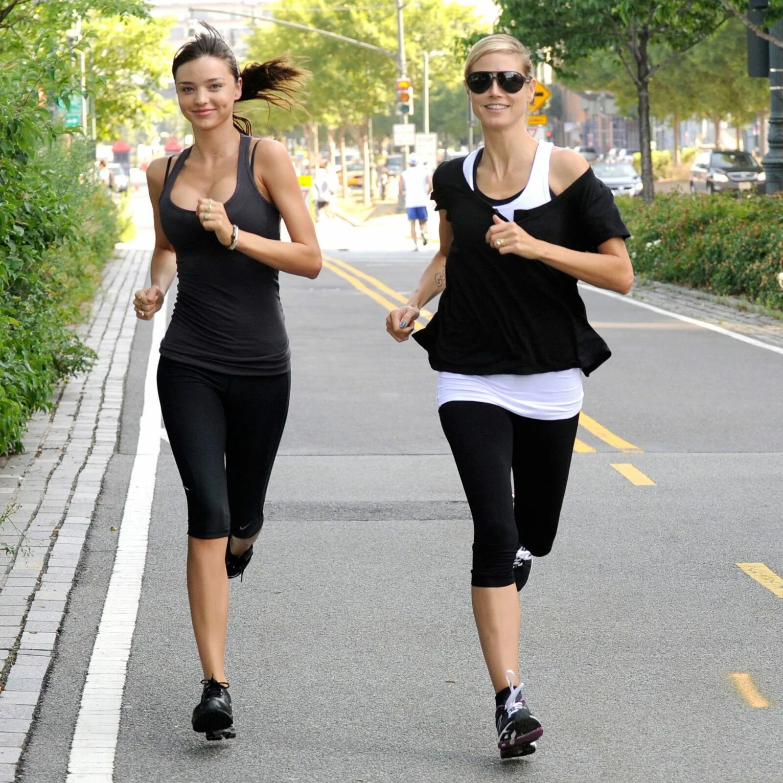 Утренняя пробежка. Две девушки бегут. Три девочки бегают. Две бегущие девушки. Девушка бежит.