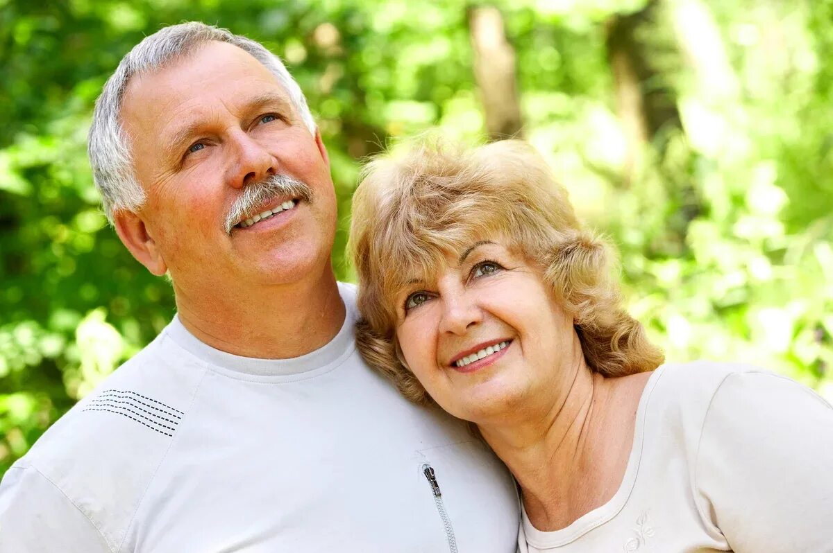 мужчина и женщина среднего возраста. мужчина и женщина в возрасте. пожилые люди. мужчина и женщина в возрасте. счастливые старики.