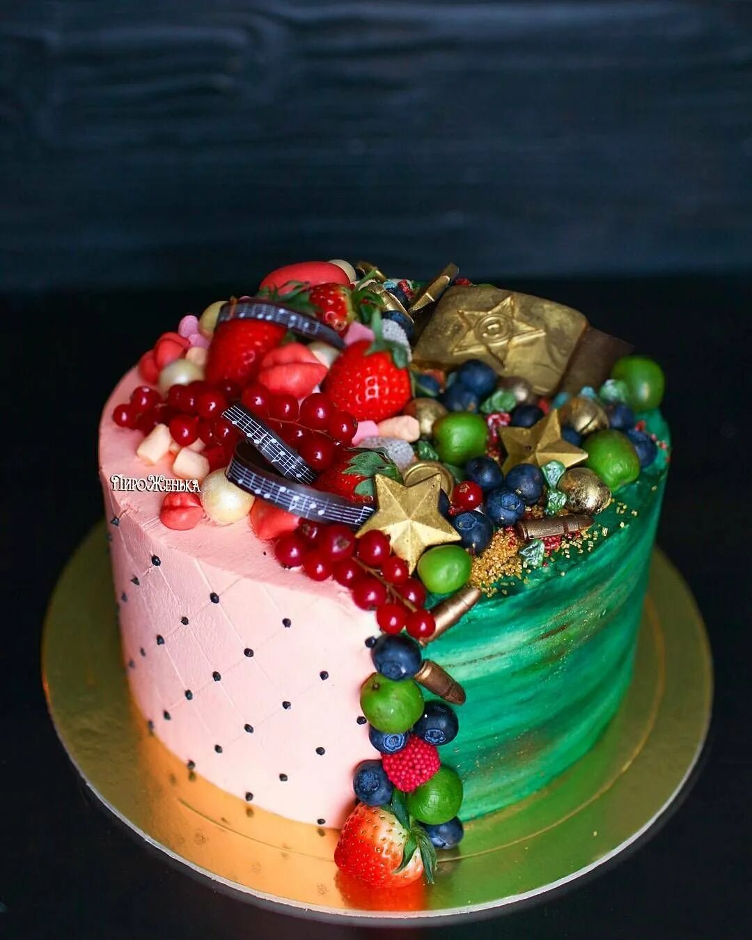 Украшение торта для двоих именинников. Двойной торт. Торт для двоих. Торт для мальчика и девочки. Торт для девочки с туфельками.