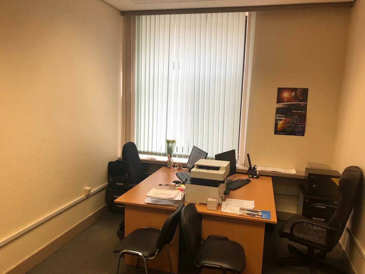 офисный интерьер 2000 годов. помещение под юрадрес. офис 18 м2 планировка. офис на 2 рабочих места. снять офис 15.