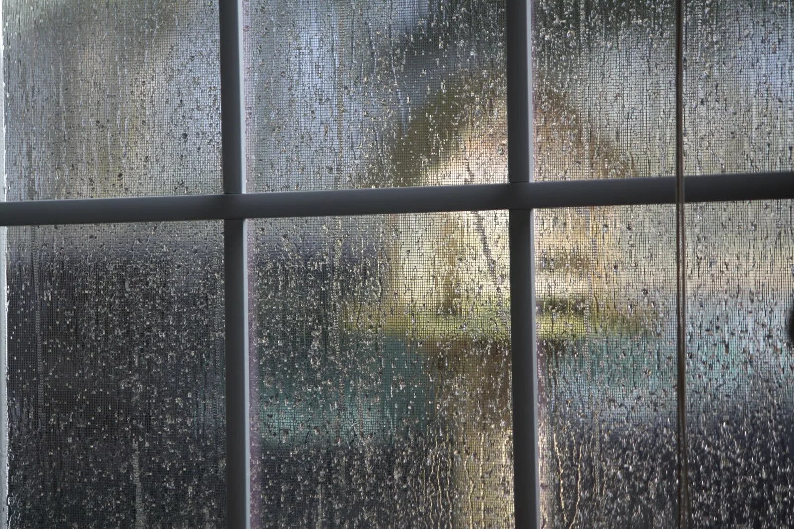 Дождь за окном. Дождь в окне. Ливень за окном. Дождливое окно.