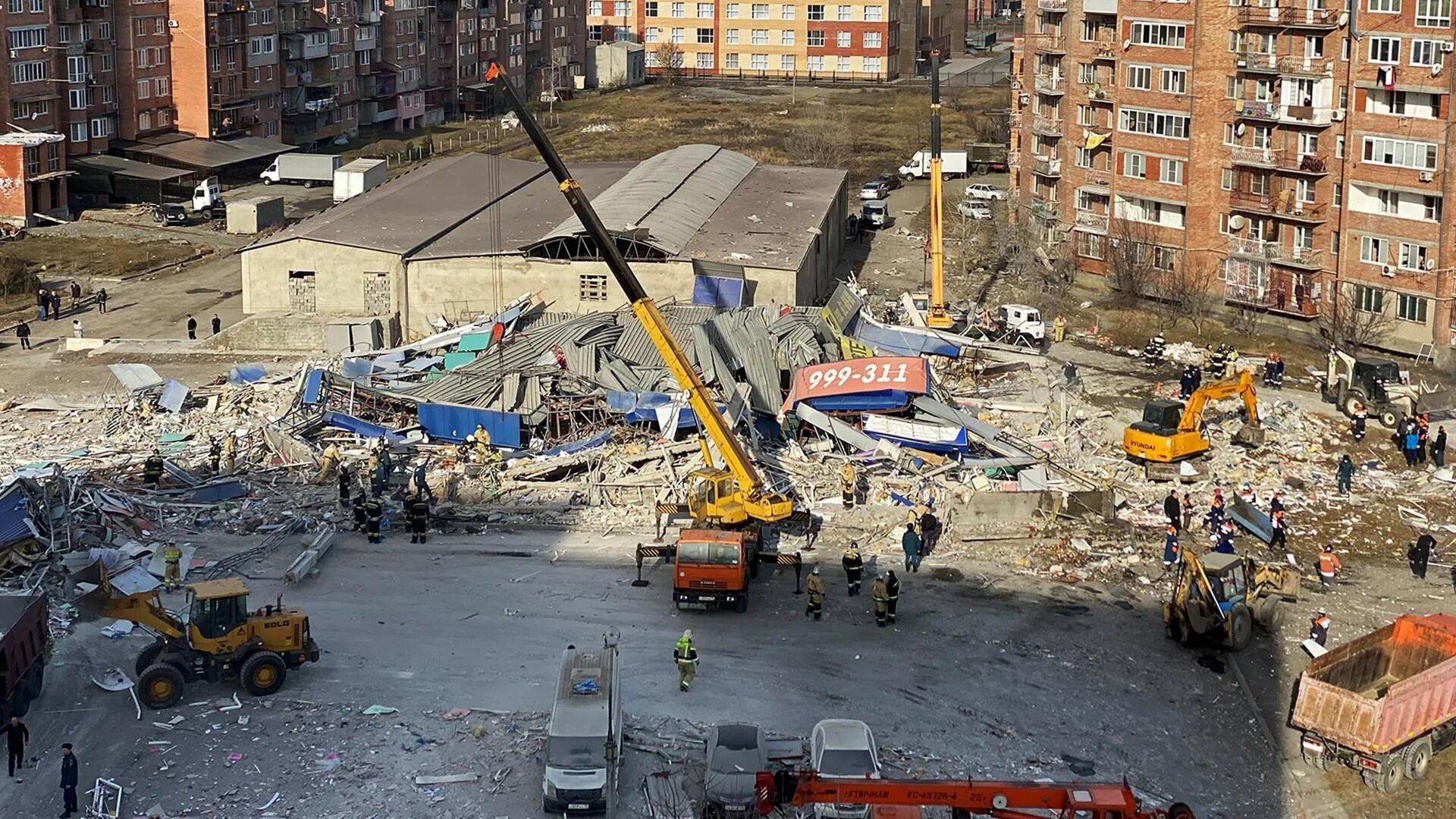 Терроризм в торговом центре. Во Владикавказе произошел взрыв в супермаркете. Магнит Владикавказ взрыв. Взрыв торгового центра в Владикавказе. Рухнувший торговый центр.