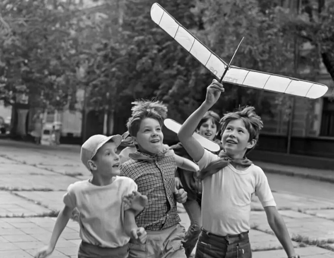 Детвора 1995. Счастливое советское детство. Счастливые советские дети. Детство советских детей. Советское детство во дворе.