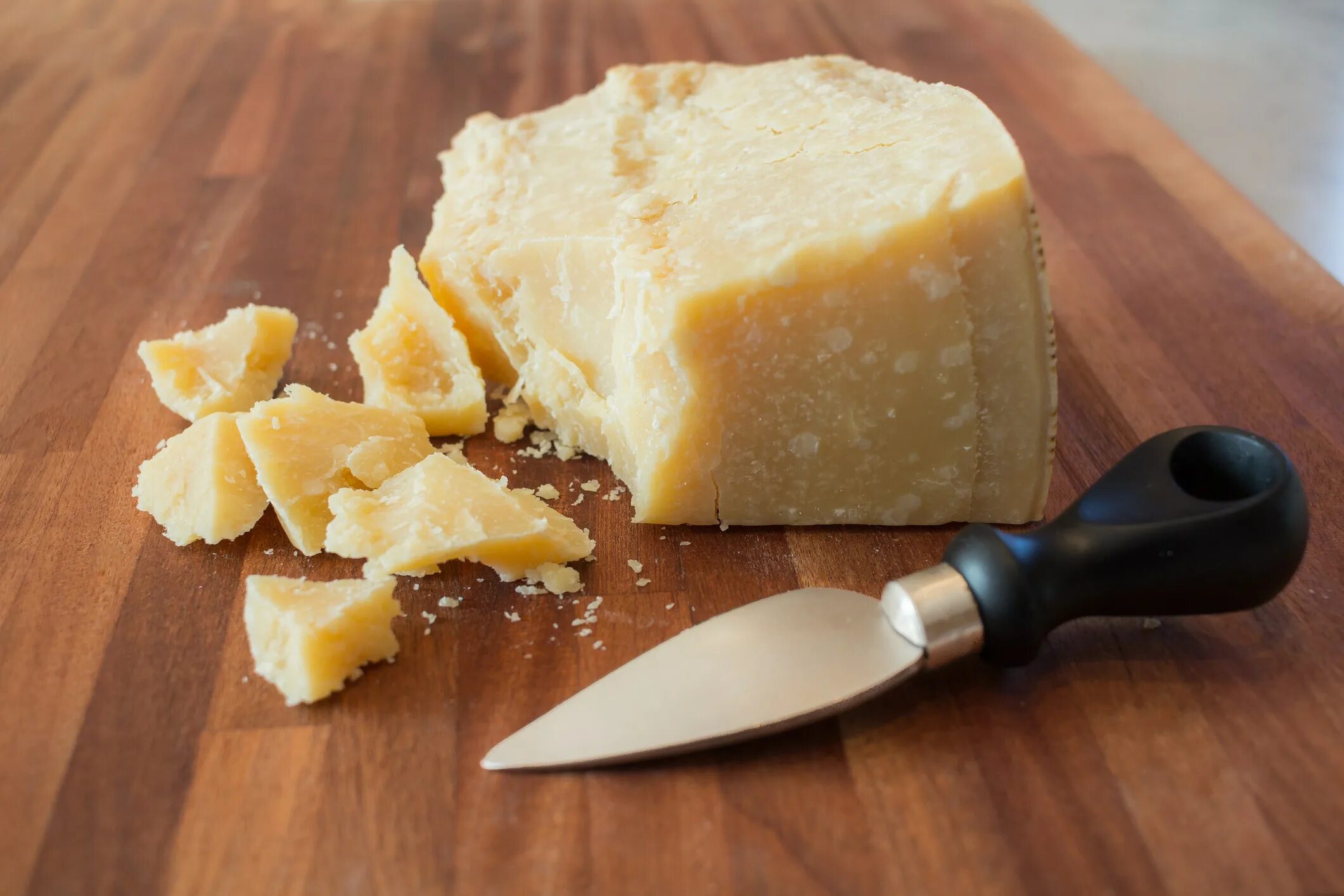 Сыр пармезан. Сыр Пармиджано Реджано. Сыр итальянский Parmigiano Reggiano. Сыр пармезан чиз.