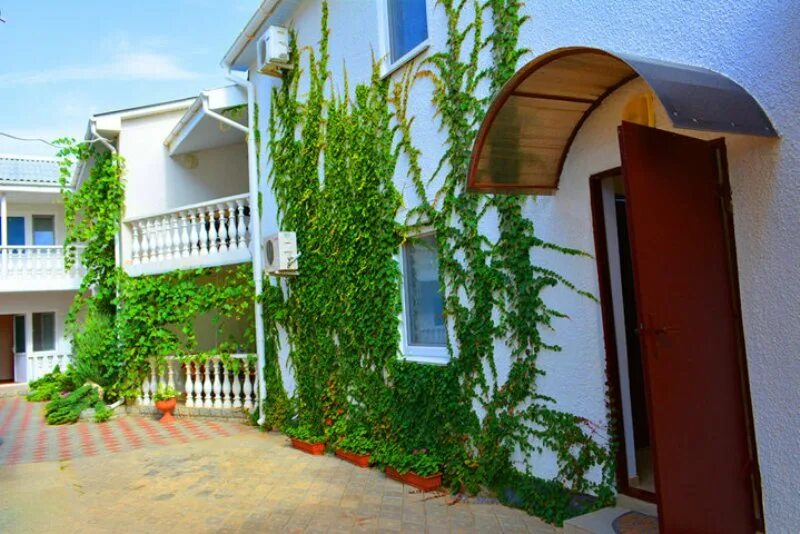 Дворик 6. Итальянский дворик крым саки. Дворик 6. Дворик 6. Школьный двор германии фото.