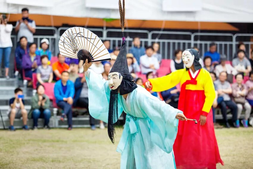 Korean harvest moon festival. Южная Корея Чусок. Чусок корейский праздник. Чхусок в Корее. Чхусок праздник в Южной Корее.