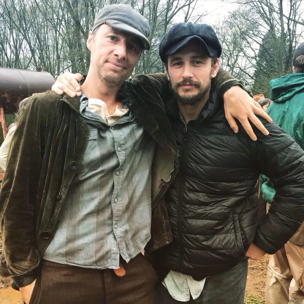 Пьянка с друзьями. Два парня прикол. Деревенский парень. Два друга бухают. Мужчина на даче.