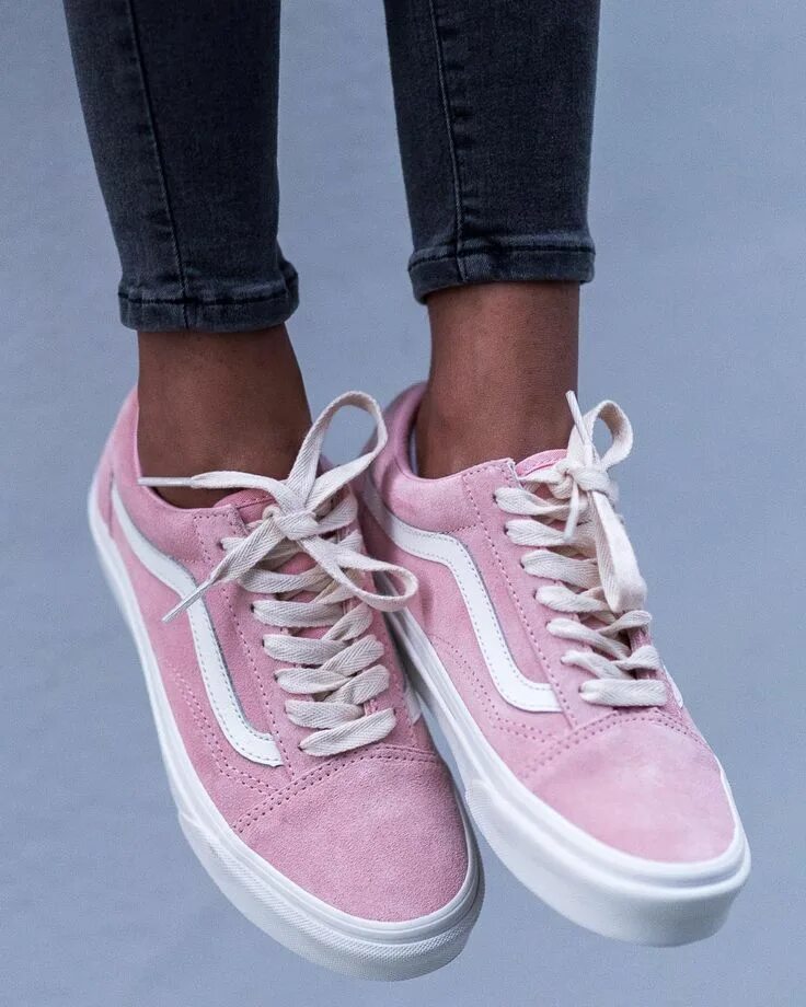 Какие кроссовки розовые или. Кеды Ванс розовые. Розовые кроссовки vans old Skool. Розовые кеды женские. Бело розовые кроссовки.