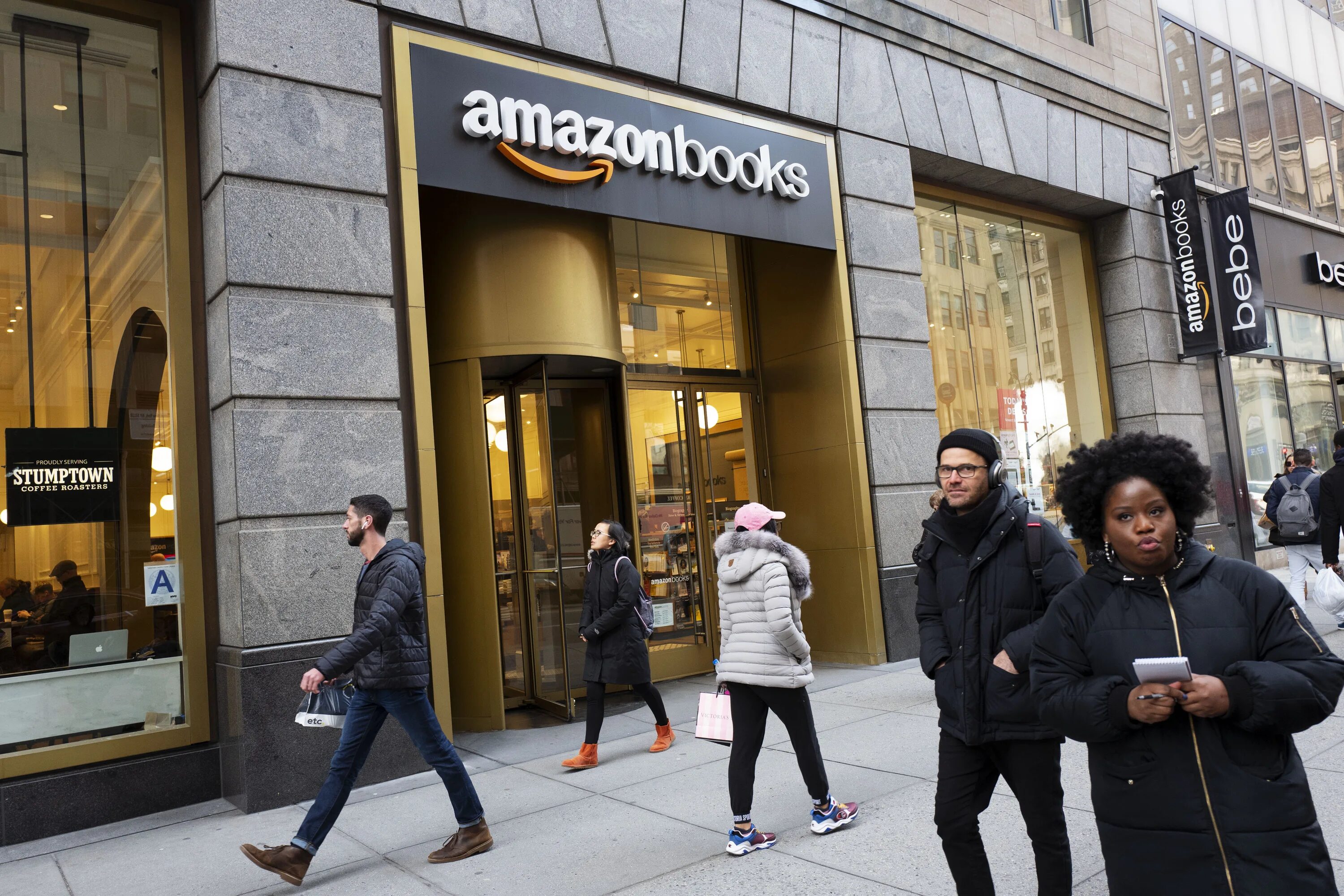 Amazon закрыл свои магазины взял и иди. Amazon америка. амазон в америке. амазон магазин. амазон фото компании.