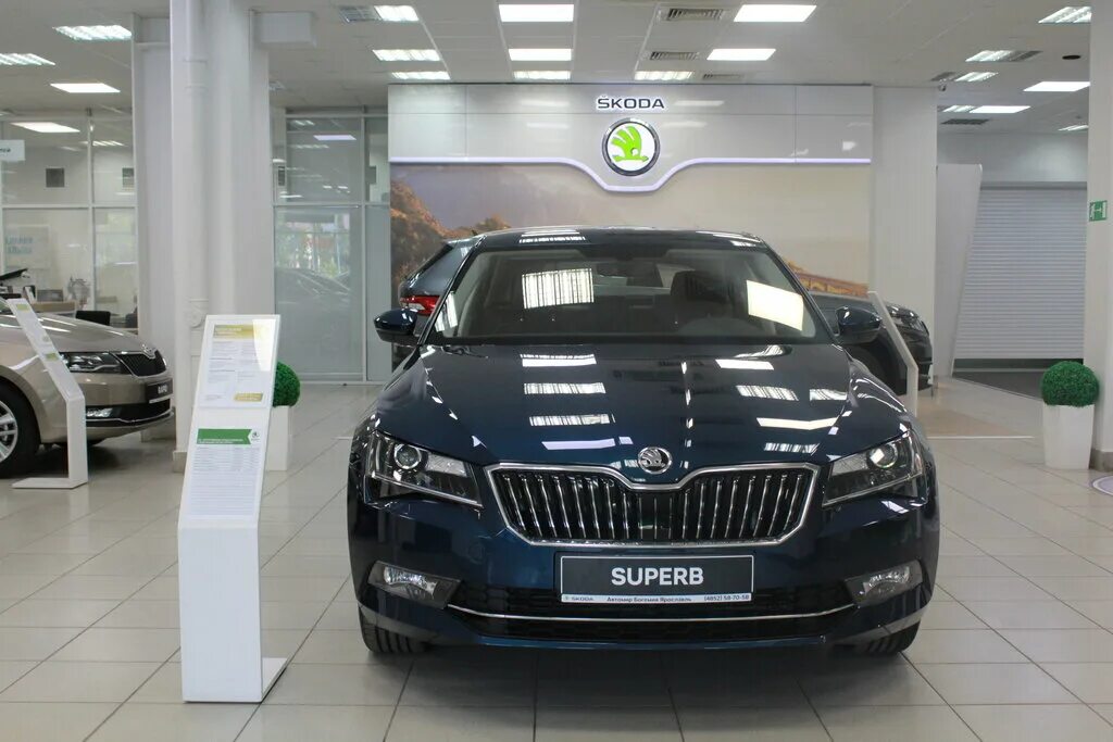 Купить шкода автосалон. Автомир Богемия Ярославль. Skoda Octavia в автосалоне. Шкода Богемия.