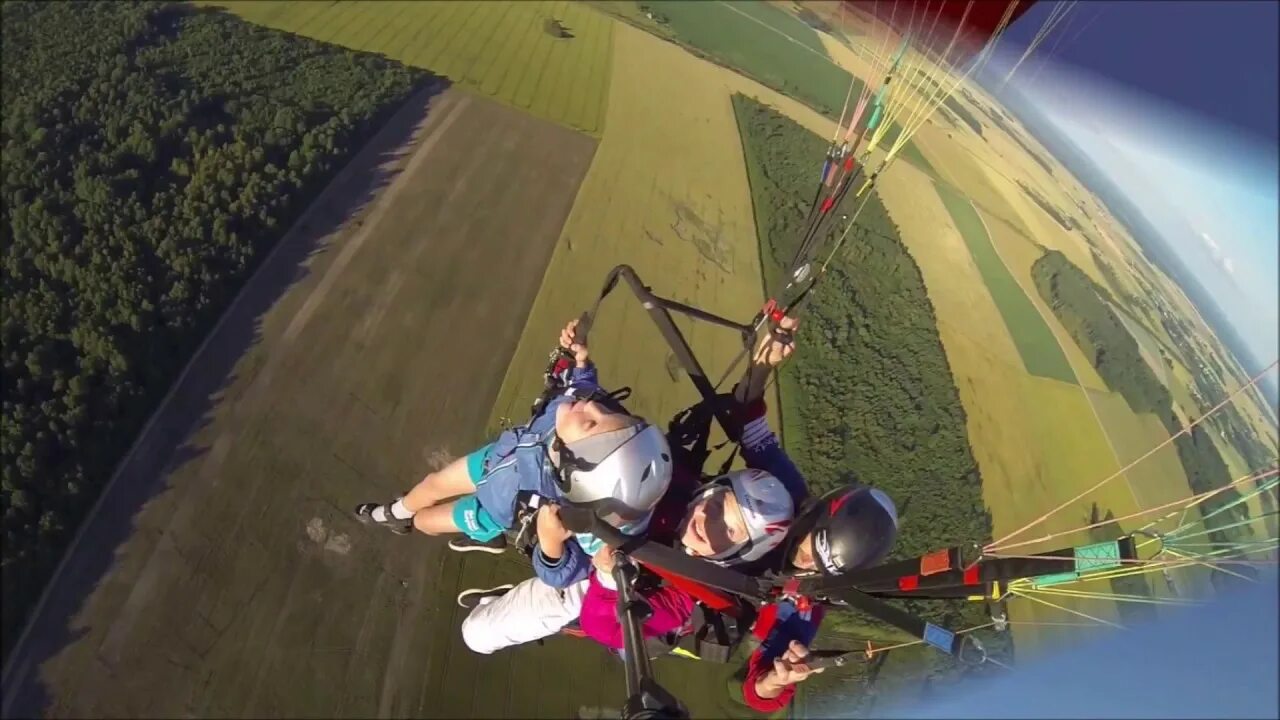Человек с метлой. Полет на параплане втроем. Полет на параплане кемерово. Летающий ди. Полет на параплане втроем с инструктором.