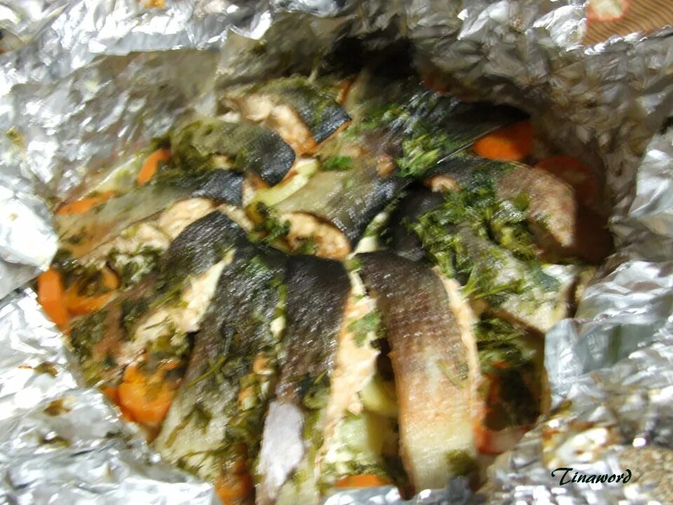 стейк кеты в духовке. как приготовить кету в фольге сочной. лосось запеченный в духовке в фольге. стейк лосося в духовке в фольге. рыба кета в духовке в фольге.