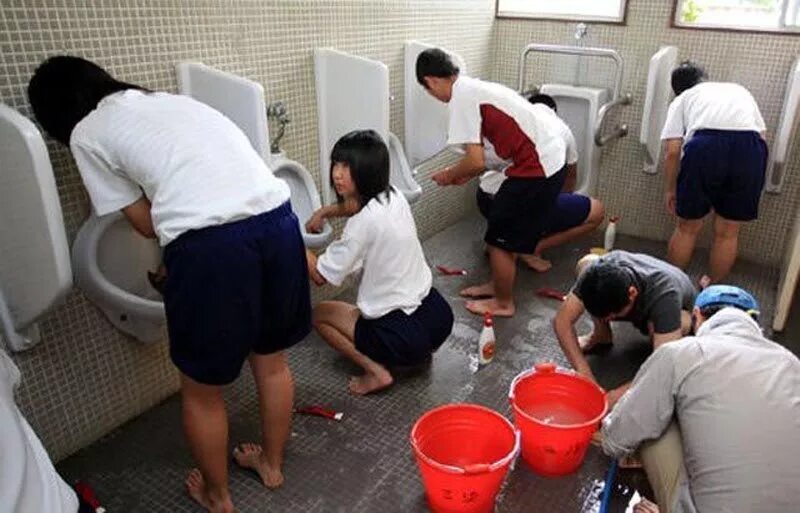 Япония уборка в школе. Школьные туалеты в Японии. Наказания в японских школах. Туалет в школе.