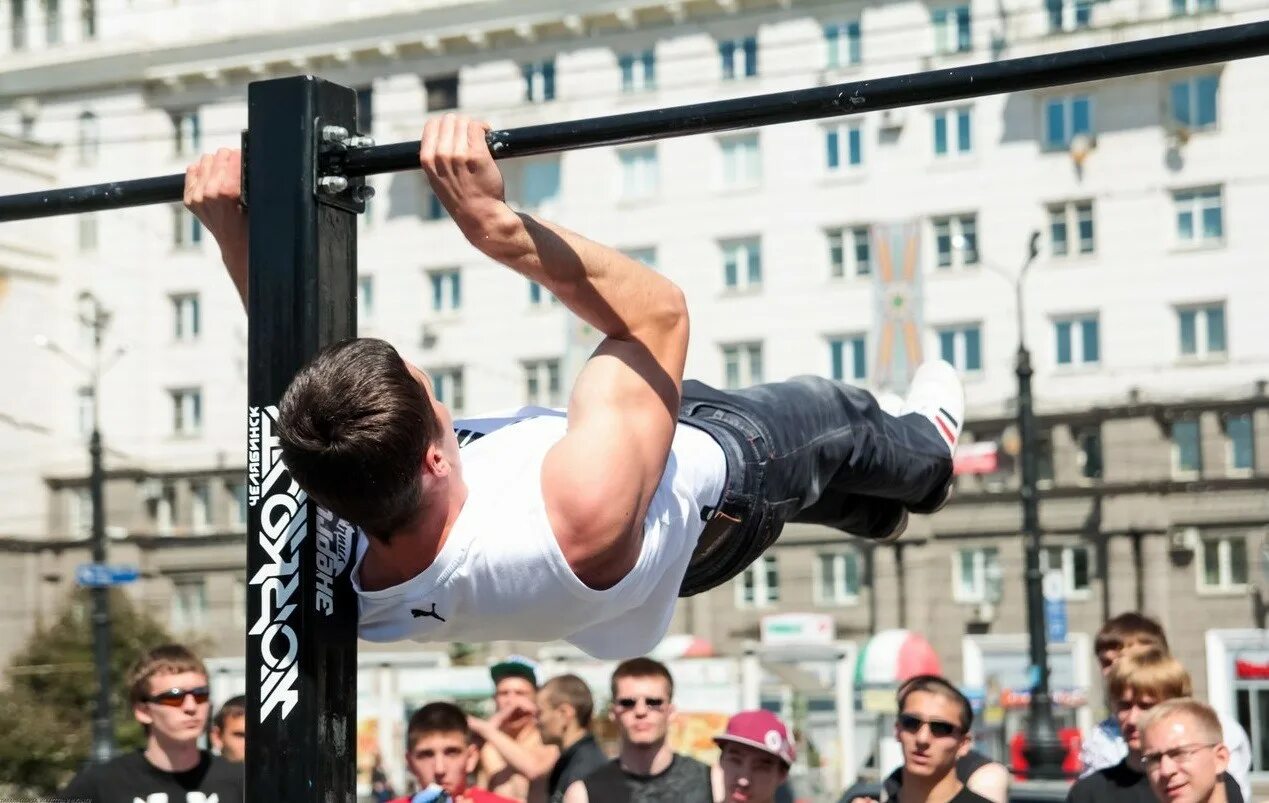 Уличные тренировки. Про воркаут. Воркаутеры субкультура. Про воркаут. Воркаут калистеника.