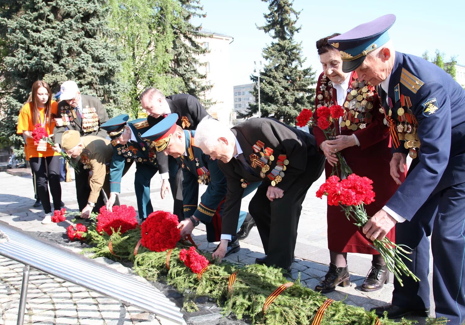 Возложение цветов к Вечному огню. Ветеран возлагает цветы. Ветераны возлагают цветы к памятнику. День Победы возложение цветов.