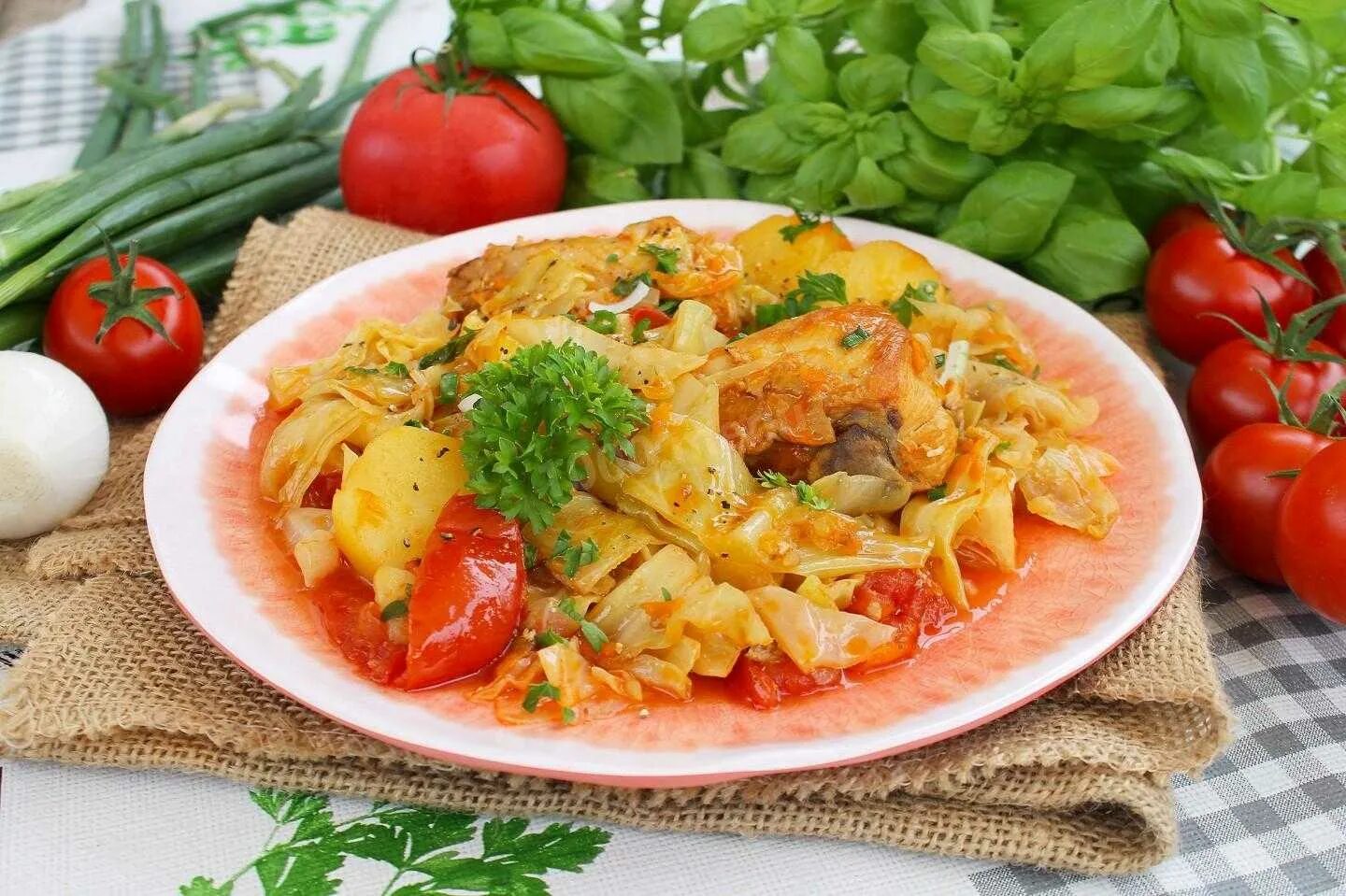 Как вкусно потушить капусту с картошкой. Бигус с картошкой. тушёная капуста с курицей. тушёная капуста с картошкой. тушёная капуста с картошкой и курицей.