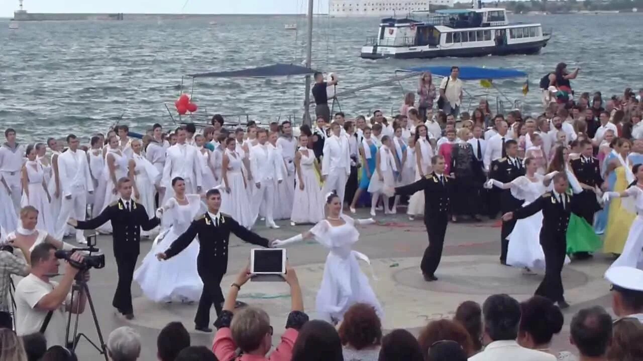 Ветераны танцуют вальс. Севастопольский вальс скульптура. Севастопольский вальс танец видео. Танцы севастополь для детей. Севастопольский вальс танец.