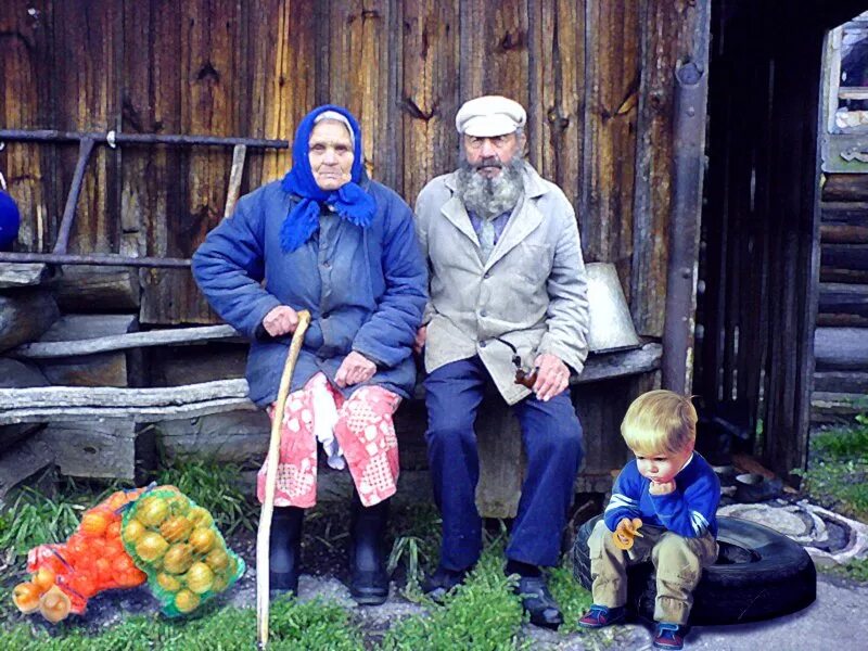 Где есть дедушка. Старики в деревне. Бабушка и дедушка в деревне. На деревню к дедушке. Старики на лавочке в деревне.