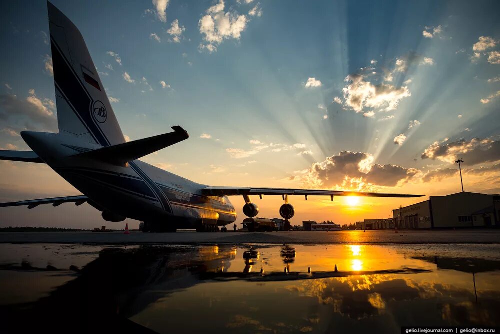 Покажи фотографии самолетов. АН-124 Руслан в небе. Ночной АН 124 Руслан. АН-124 на взлете. Красивые самолеты.