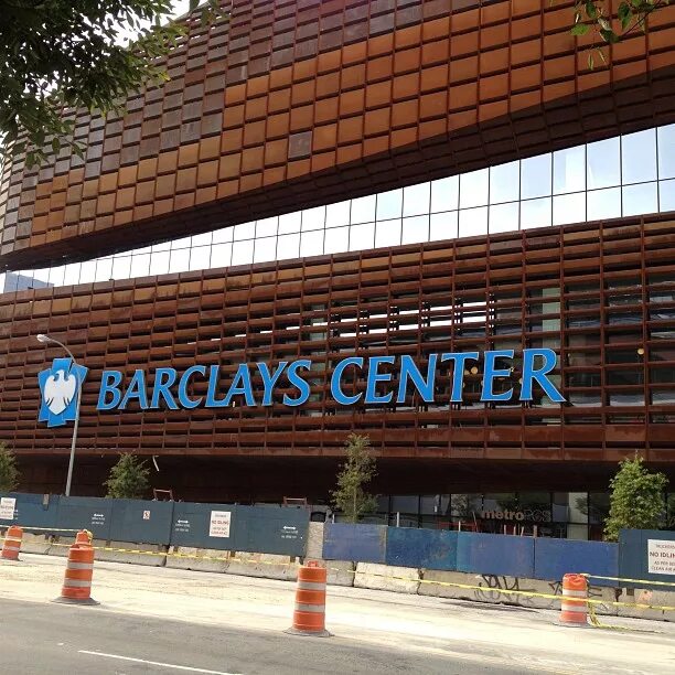 Барклайс-центр Нью-Йорк. Спортивный комплекс Barclays Center. . Барклайс-центр из Бруклина. Барклайс парк дом в Москве.