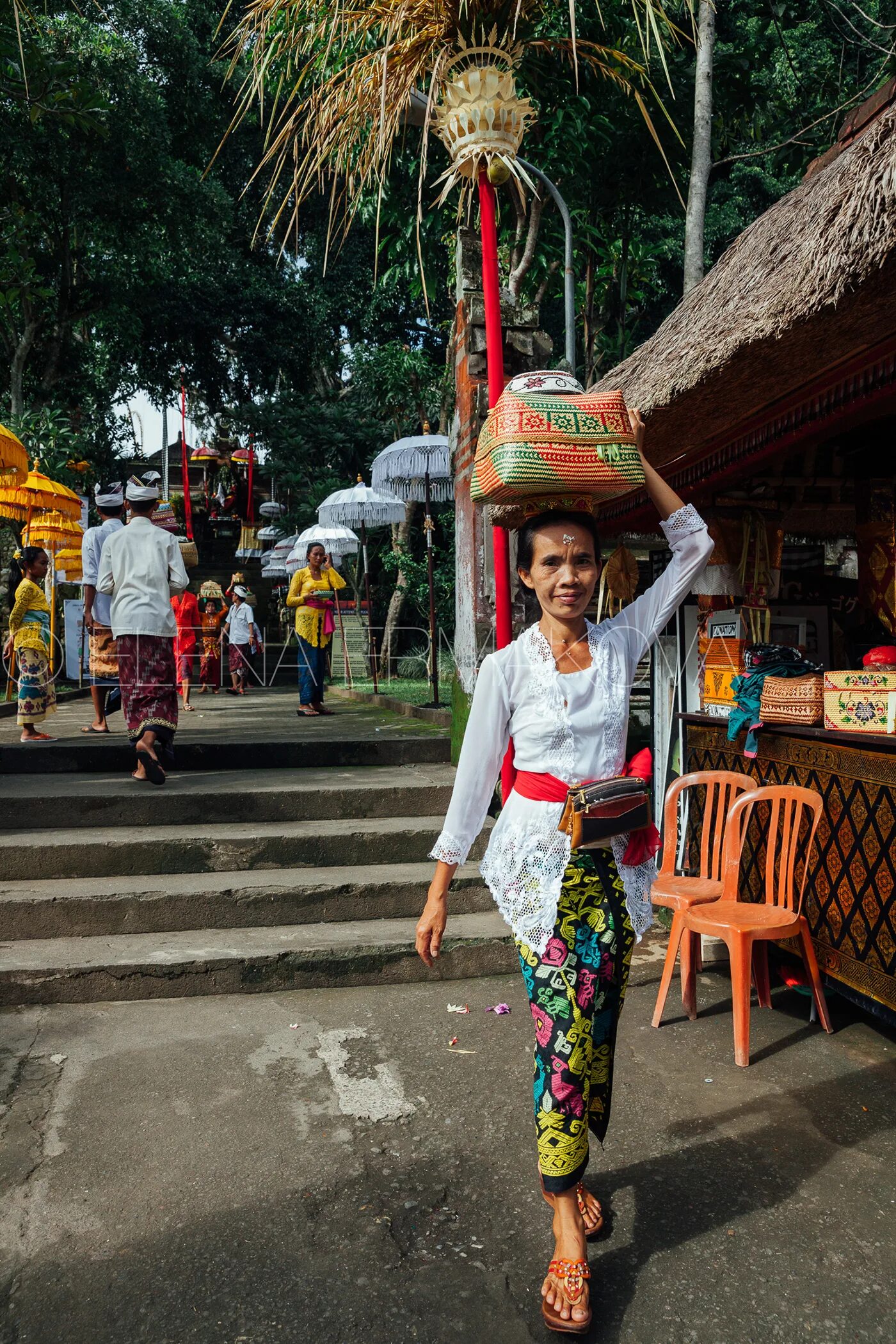 Балийки острова бали. Жители бали. Balinese massage in the costume. Балийский образ. Индонезия девушки.