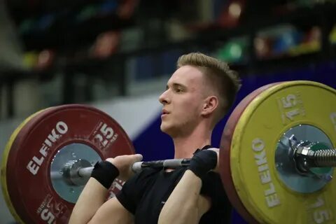 Спортсмен занимающийся тяжелой атлетикой