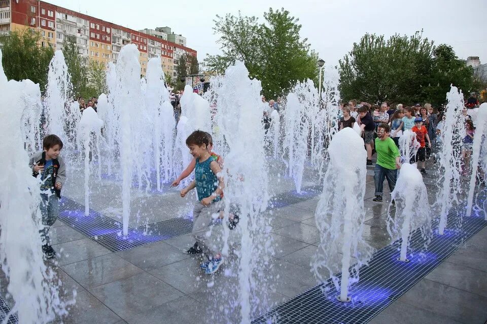 Разноцветные садовые декоративные огни для помещений и улицы, водяной фонтан для