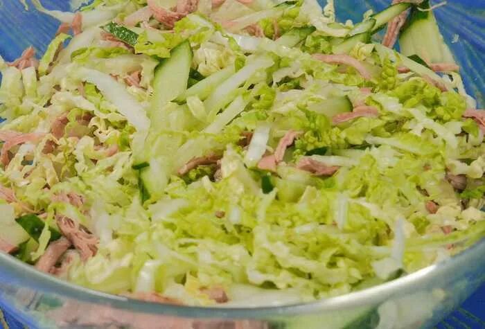 Салат из кальмаров с пекинской капустой. Салат с пекинской капустой и крабовыми палочками и огурцом. Пекинская капуста с кальмарами рецепт. Салат с кальмарами и пекинской капустой. Салат с кальмарами и пекинской капустой.