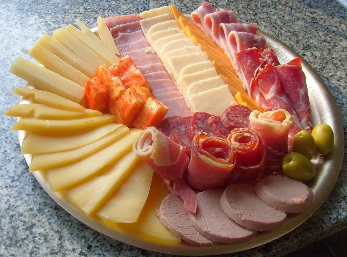 красивое украшение стола. что можно нарезать. что можно нарезать. красиво нарезать колбасу и сыр. украшение блюд.