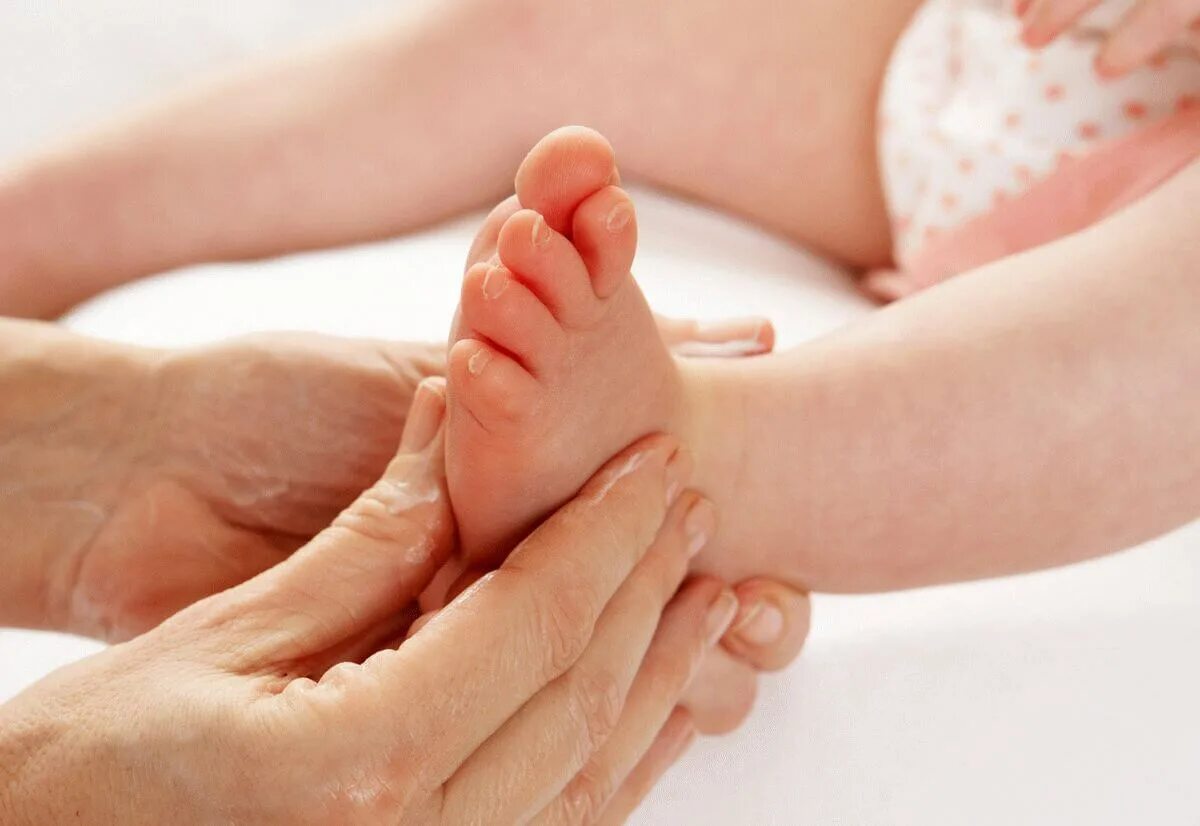 Baby massage. Массаж ног для детей. Детский массаж стоп. Массаж ног новорожденному. Массаж стопы ребенку.