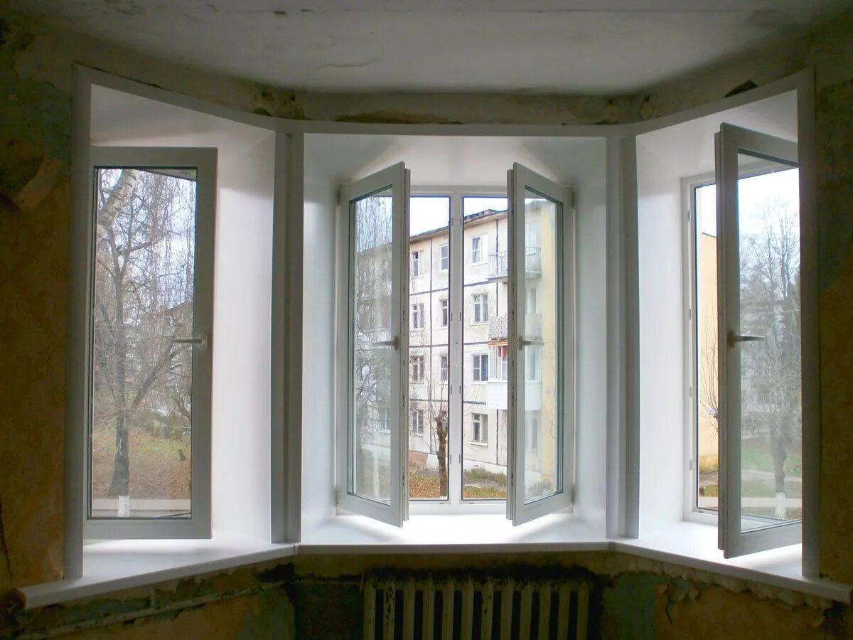 Стеклопакеты сталинка. Окна в сталинке. Эркерное окно в сталинке. Деревянные окна в сталинке. Окно пластиковое сталинка.