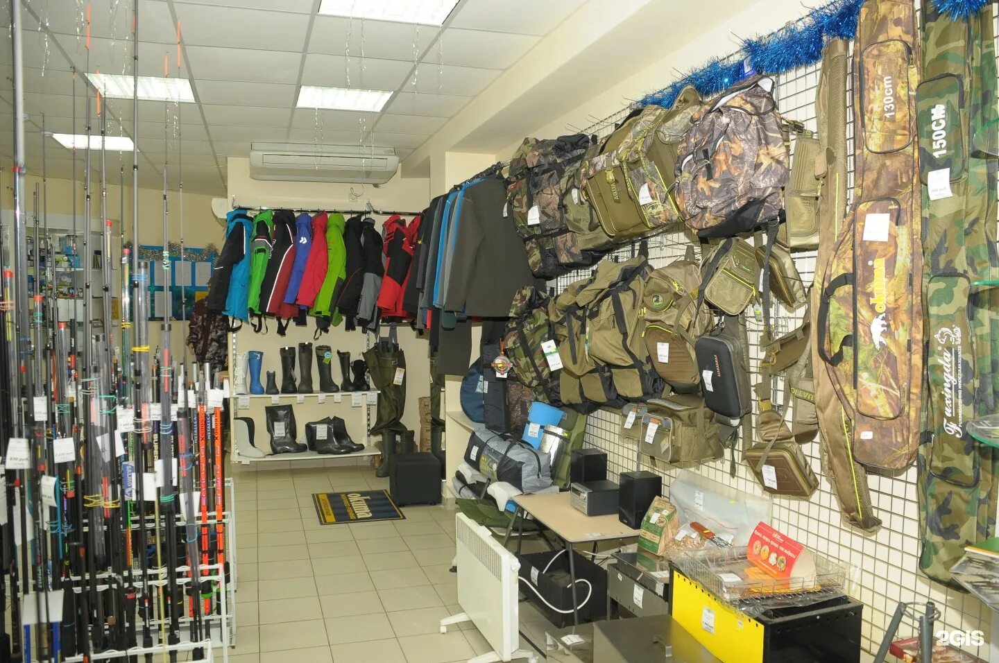 рыболовный магазин ближний. большой рыболовный магазин. витрины для рыболовных магазинов. магазин для рыбалки. рыболовный магазин.