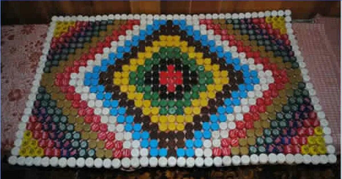 Поделки из пластмассовых крышек. Коврик из крышек от фрутоняня. Коврик из пластиковых крышек. Коврик из пробок пластмассовых. Коврик из пробок пластмассовых.