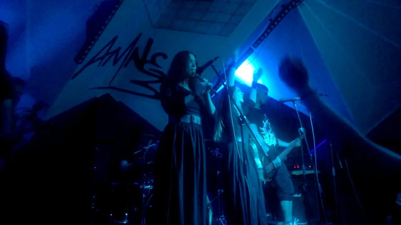 В объятиях мары. Грай вокалистка. Грай в объятьях. Грай обложки. Грай в объятьях.