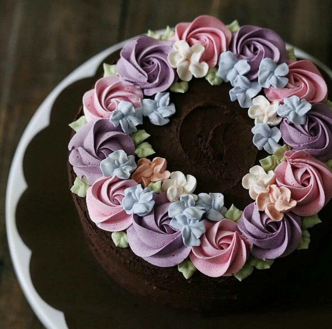 Крем безе для торта. Цветы из крема чиз. Кремовое украшение торта. Торт с цветами. Украшения из крема для торта.