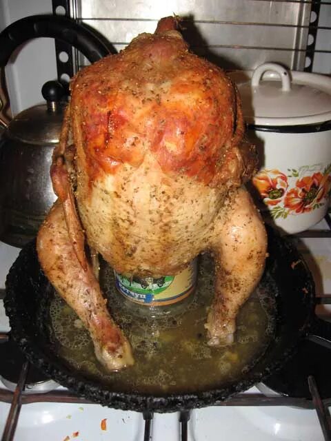 курица на бутылке с корочкой. курица запеченная на бутылке в духовке. курица на бутылке с корочкой. курица в духовке целиком. курочка на бутылке в духовке.